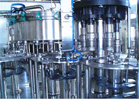 Maszyna do butelkowania sody o wysokiej precyzji z plastikową zakrętką w zakładzie napełniania coli